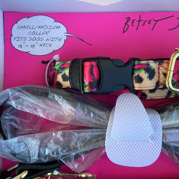 New! Betsey Johnson The Pet Set 3 Pieces: Crossbody Bag + Dog Collar + Waste Bag - Picture 3 of 11